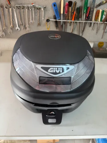 Baú GIVI 30L Monolock com suporte para Yamaha Lander