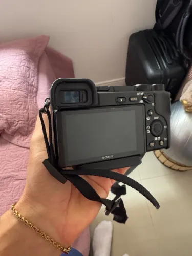 Vendo Sony A6400 + lente Viltrox 24mm f/1.8.