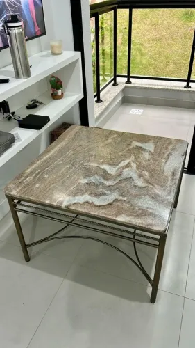 Mesa de marmore e ferro