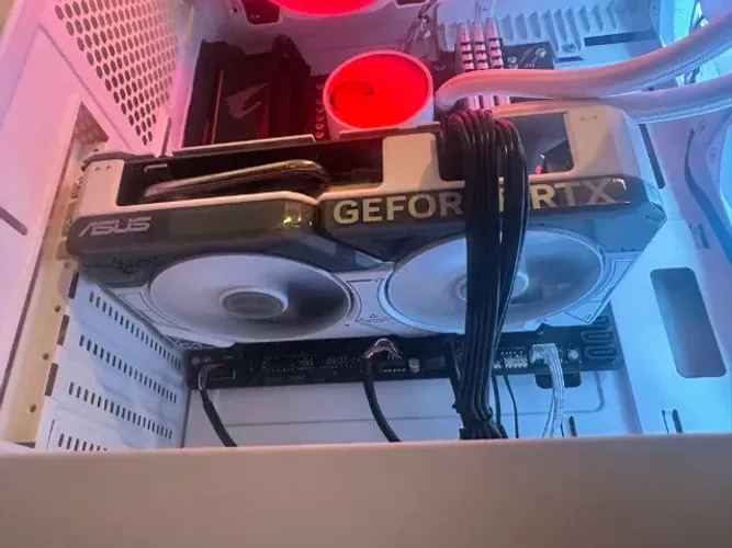 ASUS RTX 4060 Dual OC White (Usada)