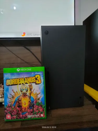 Xbox Series X 2 controles e um jogo mídia física 