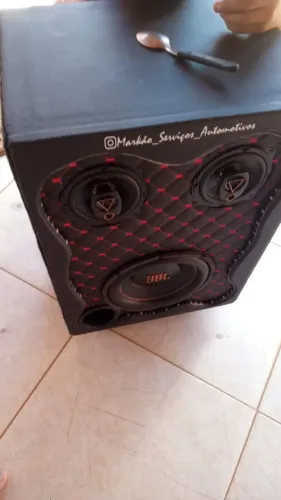Caixa de som JBL top montada via energia 