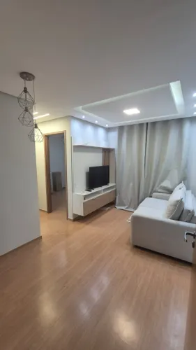 Apartamento 2/4, banheiro, varanda e 1 vaga de garagem, andar baixo