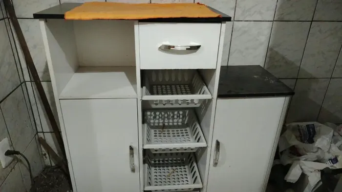 Armário de cozinha com fruteira
