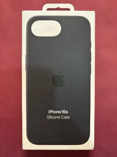 Capa Apple Silicone iPhone 16e / 17e - Preto - Original - Lacrada