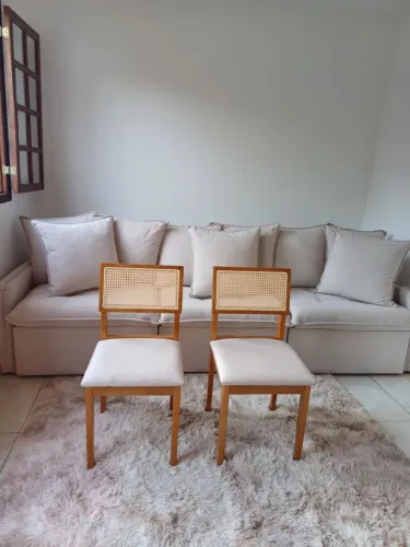 Cadeira jantar toda em madeira maciça com assento no linho encosto tela.