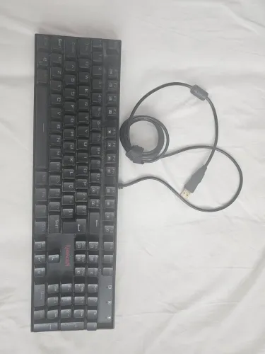Teclado mitra redragon com cabo de 3 metros  e luzes rgb 200 reais