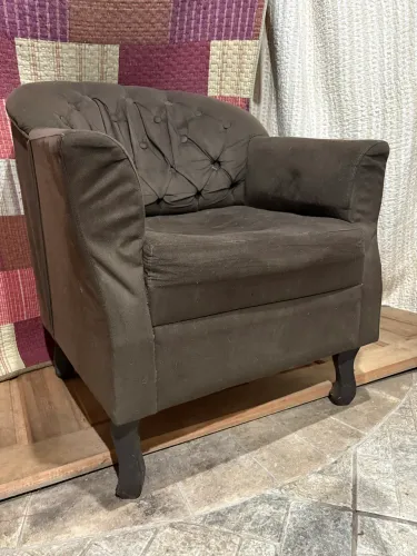3 poltronas marrons