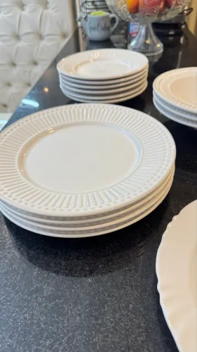 Pratos de cerâmica branca