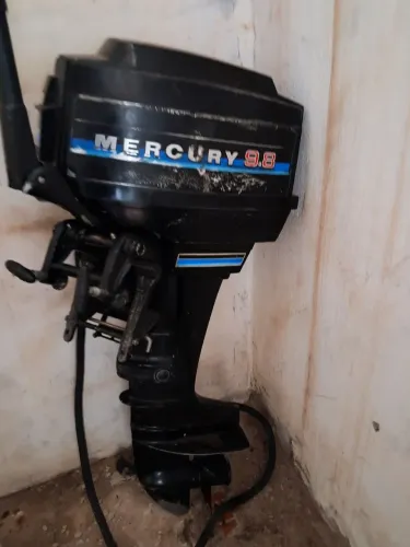 Motor de popa mercúry 9.8 partida elétrica funcionando.