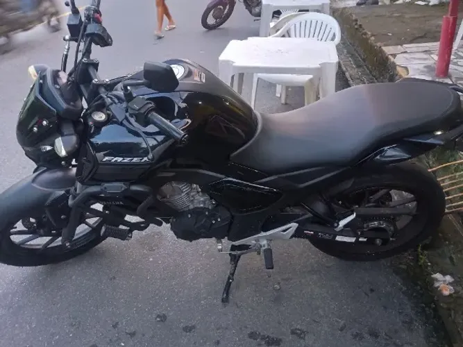 Vendo FZ15 novinha mal ando baixíssimo km