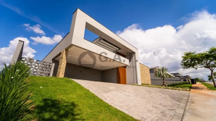 Casa de Luxo em Condomínio: 4 quartos, 4 suítes, 3 salas, 2 banheiros, 6 vagas de garagem