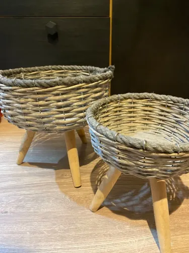 Cachepôs de fibra natural com pés de madeira (suporte para vasos ou cesto organizadores)
