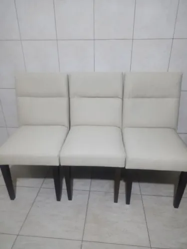 Cadeiras de madeira reformadas 