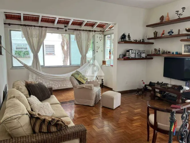 Com 3 quartos, excelente apartamento estilo casa em condomínio de Botafogo.