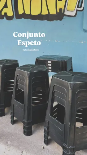 Mesinha com 4 bancos