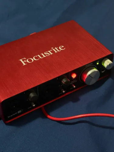 Focusrite Scarlett 2i2 2ª Geração + Adaptador P10