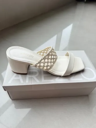 Sandália Arrezzo salto médio offwhite
