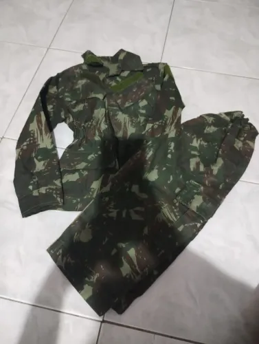 Uniforme infantil camuflado farda