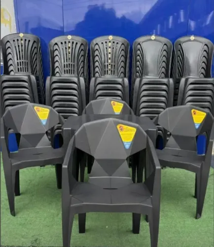 Jogo de mesa e 4 cadeiras de plástico Diamond preta! Suporta 182 Kg.