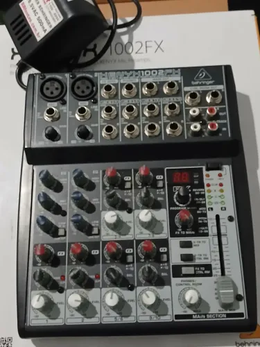 Vendo mesa de som Beringher