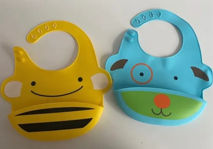 Babadores de silicone cata migalhas Skip Hop
