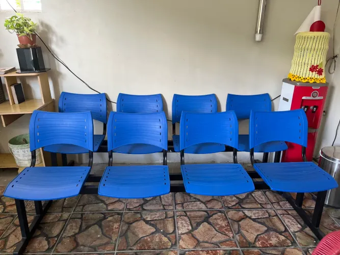 Uma longarina de 3 lugares e duas de 4 lugares