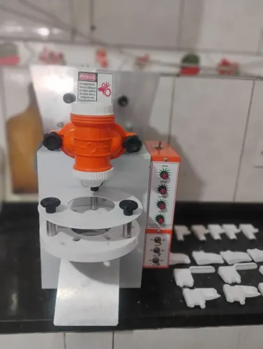 Máquina de salgados semi nova só uzei 2vesses