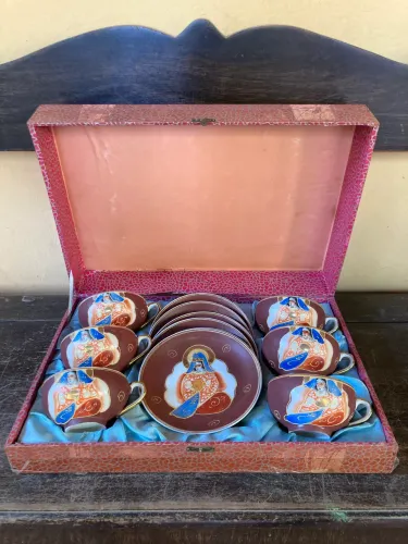 Raro Conjunto de 06 xícaras de chá e respectivos pires em porcelanas casca de ovo