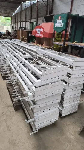 Estrutura com 18 treliças todas no parafuso com pintura eletrostática