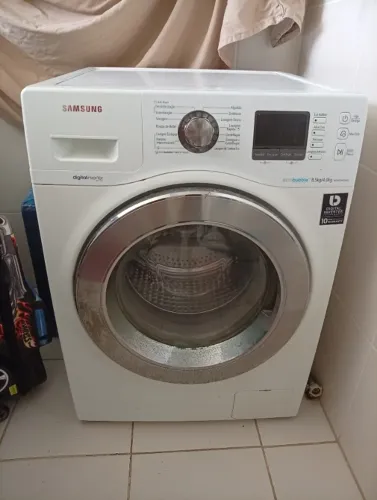 Máquina de lavar roupas para ser retirada.