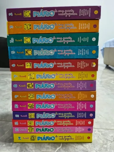 Coleção completa do livro "diário de uma garota nada popular" (porém está faltando o 1)