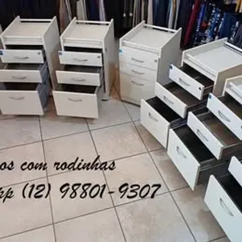 Gaveteiros com as gavetas, os puxadores e a base em aço. Todos com rodinhas.