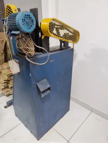 Máquina industrial com Motor de Indução Trifásico da marca Eberle, modelo B 56 64.
