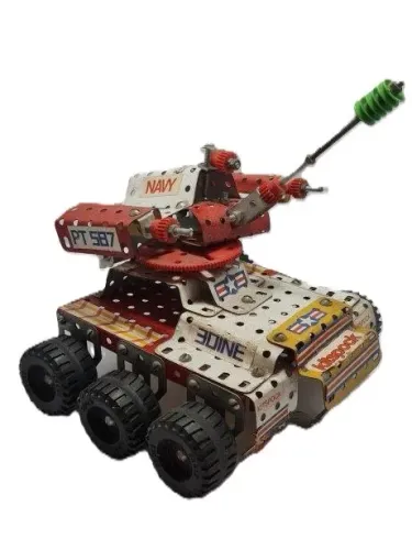 Brinquedo vintage colecionável de montagem mecânica estruturado em chapas de metal perfur