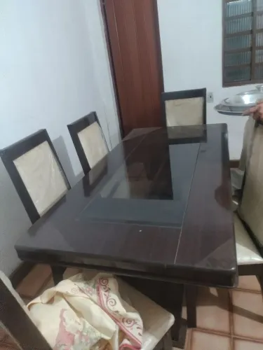 MESA C/ VIDRO NO CENTRO E 6 CADEIRAS COM ALMOFADAS NO ASCENTO E NO ENCOSTO 
