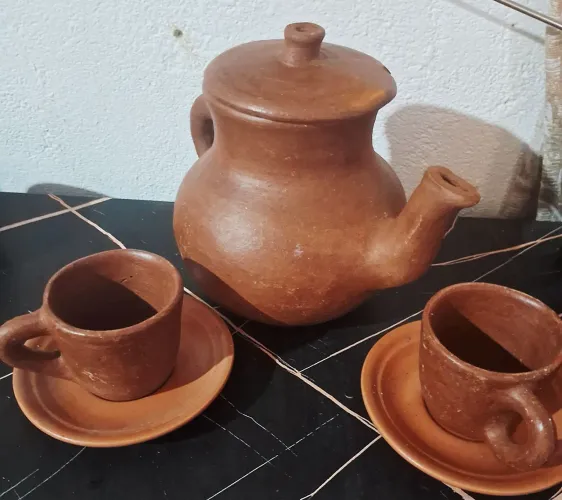 Chaleira com xícaras de barro
