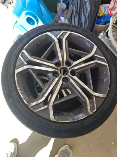 Roda com Pneu Fiat Fastback Aro 18 (215 /45 R18 HXL)