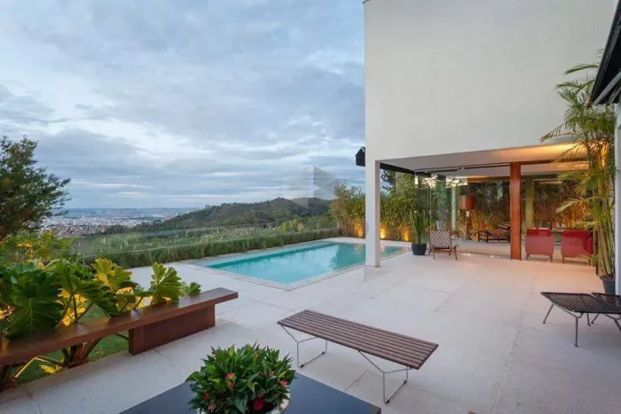 Casa impecável em projeto grandioso com vistas lindas e definitivas