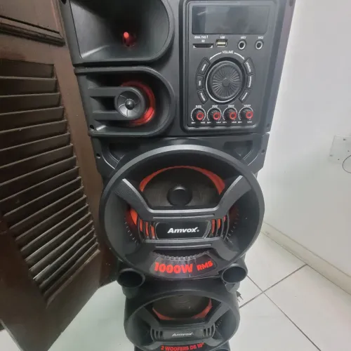 Caixa amvox 1000w semi novo