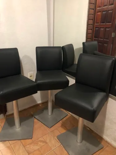 3 cadeiras estofadas R$350,00