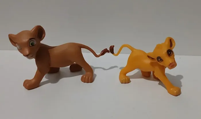 LOTE 2 BONECOS MINIATURAS REI LEÃO SIMBA E NALA