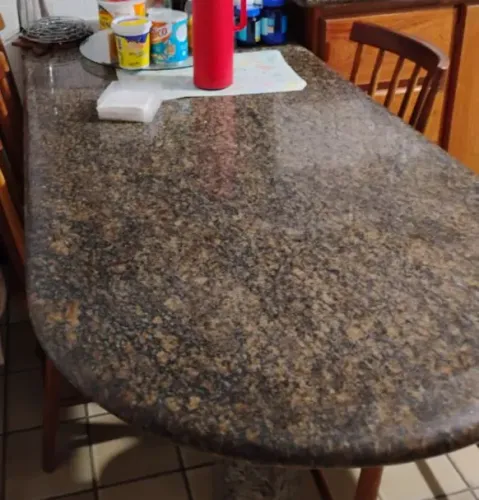 Mesa de pedra tipo mármore