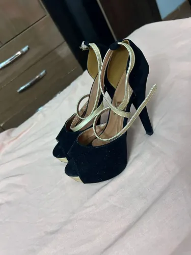 Vendo salto alto preto.