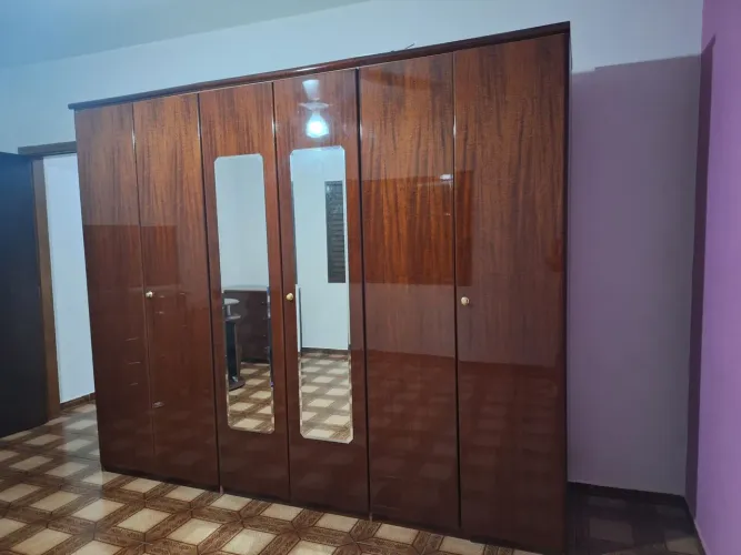 Guarda roupa de mogno em bom estado
