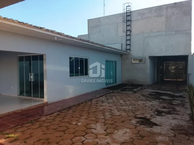 Casa com Terreno 600M²| 3 quartos | 1 Suite | 4 Vagas de garagem | Piscina | Centro de Que
