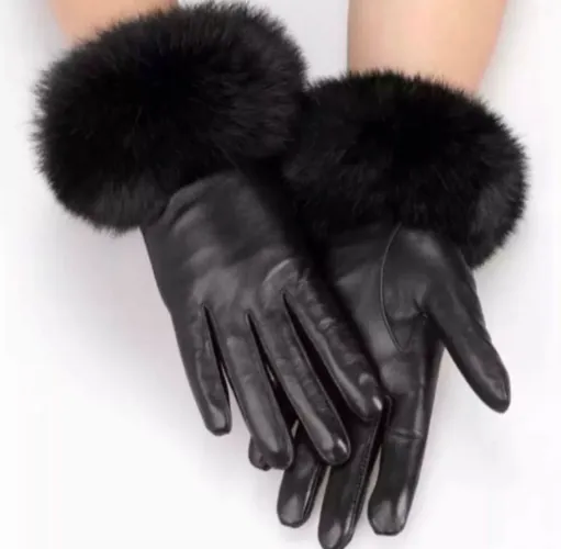 Luva de couro com detalhe de pelúcia preta elegante confortável.