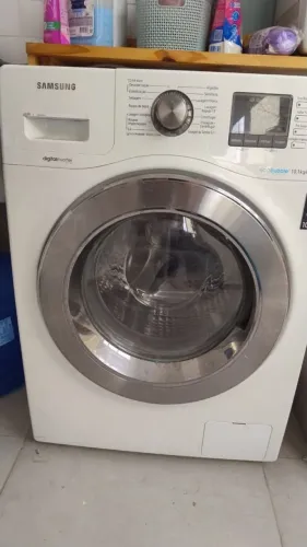 Máquina lava e seca com tambor danificado