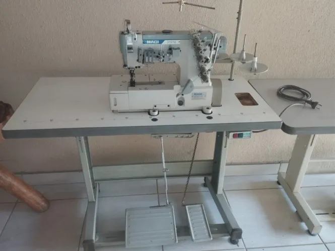 Máquina de costura Galoneira