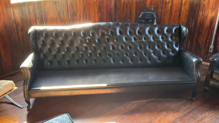 Conjunto de sofá e poltrona Luiz XV retrô de época em madeira maciça